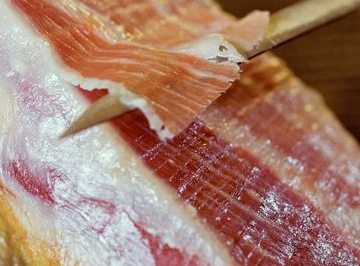 Jak kroić szynki dojrzewające z nogą na stojaku – dokładna instrukcja krok po kroku